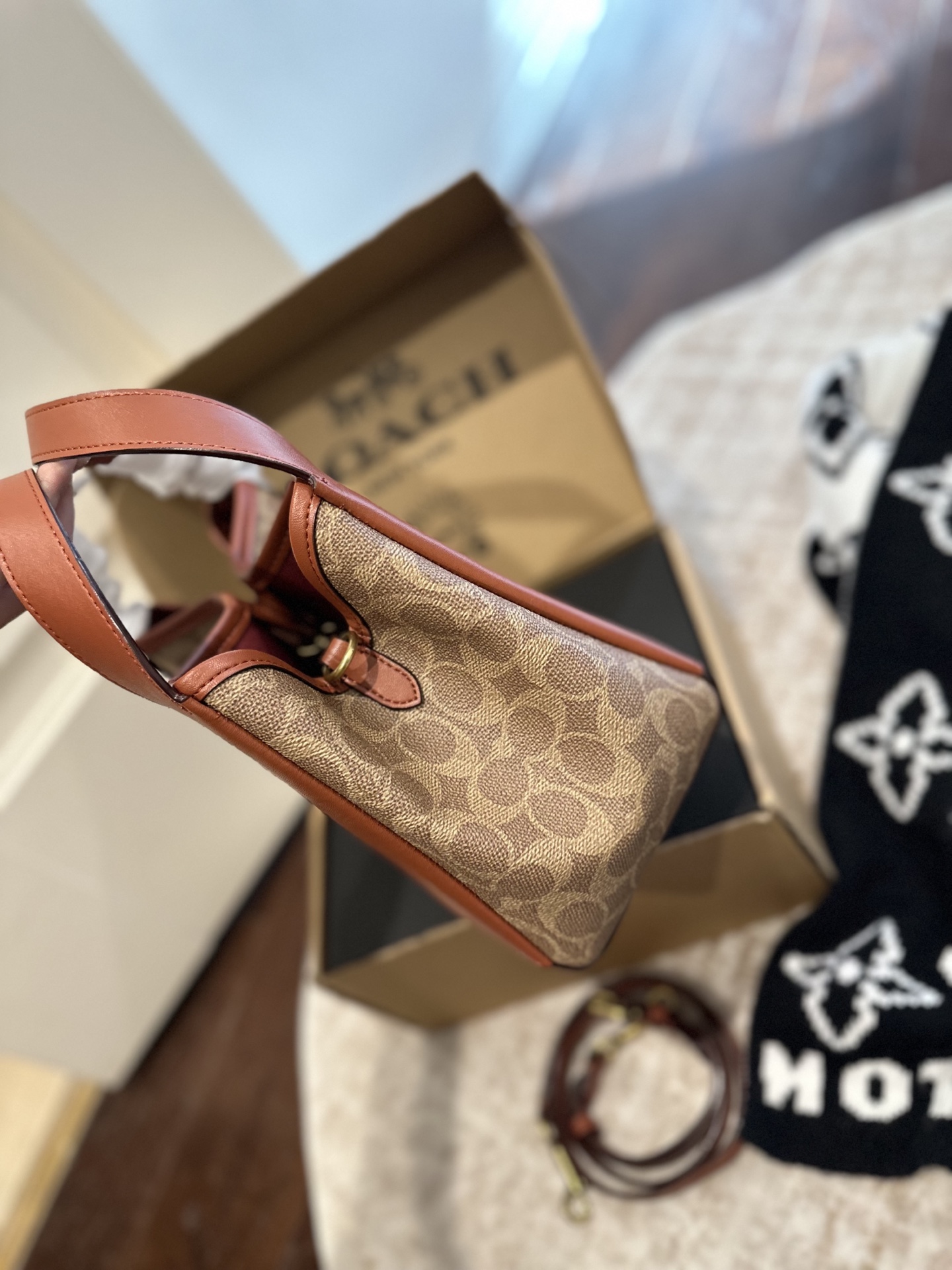 p185 礼盒包装 COACH新款NHadley美哭啦 COACH本月新款Hadley crossbody 可调节拼接肩带设计可腋下可斜挎 麂皮材质氛围感一整个电 真的不要太美 尺寸 23&times;25