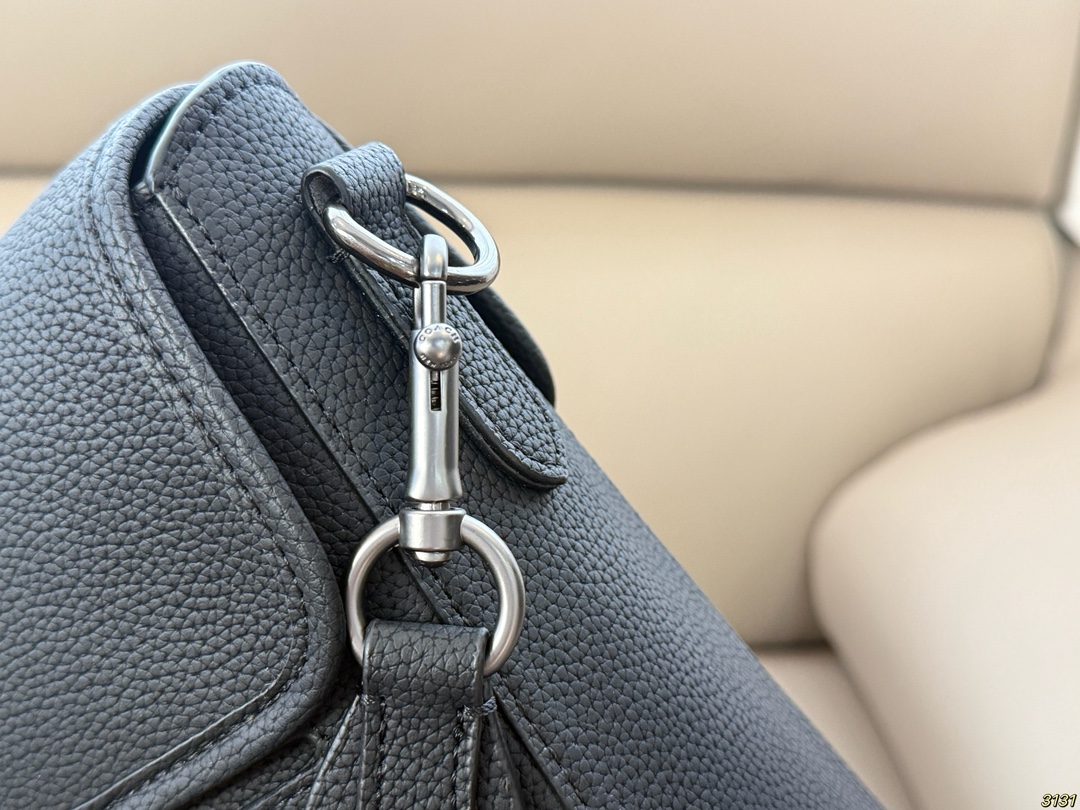 ¥315 COACH蔻驰新款系列公文包💕 超薄轻便小巧,男女皆可 可以放下13寸以下的电脑 肩带可拆卸 手提肩背都🉑 超级实用 出门办公也是酷Boy 尺寸39 27