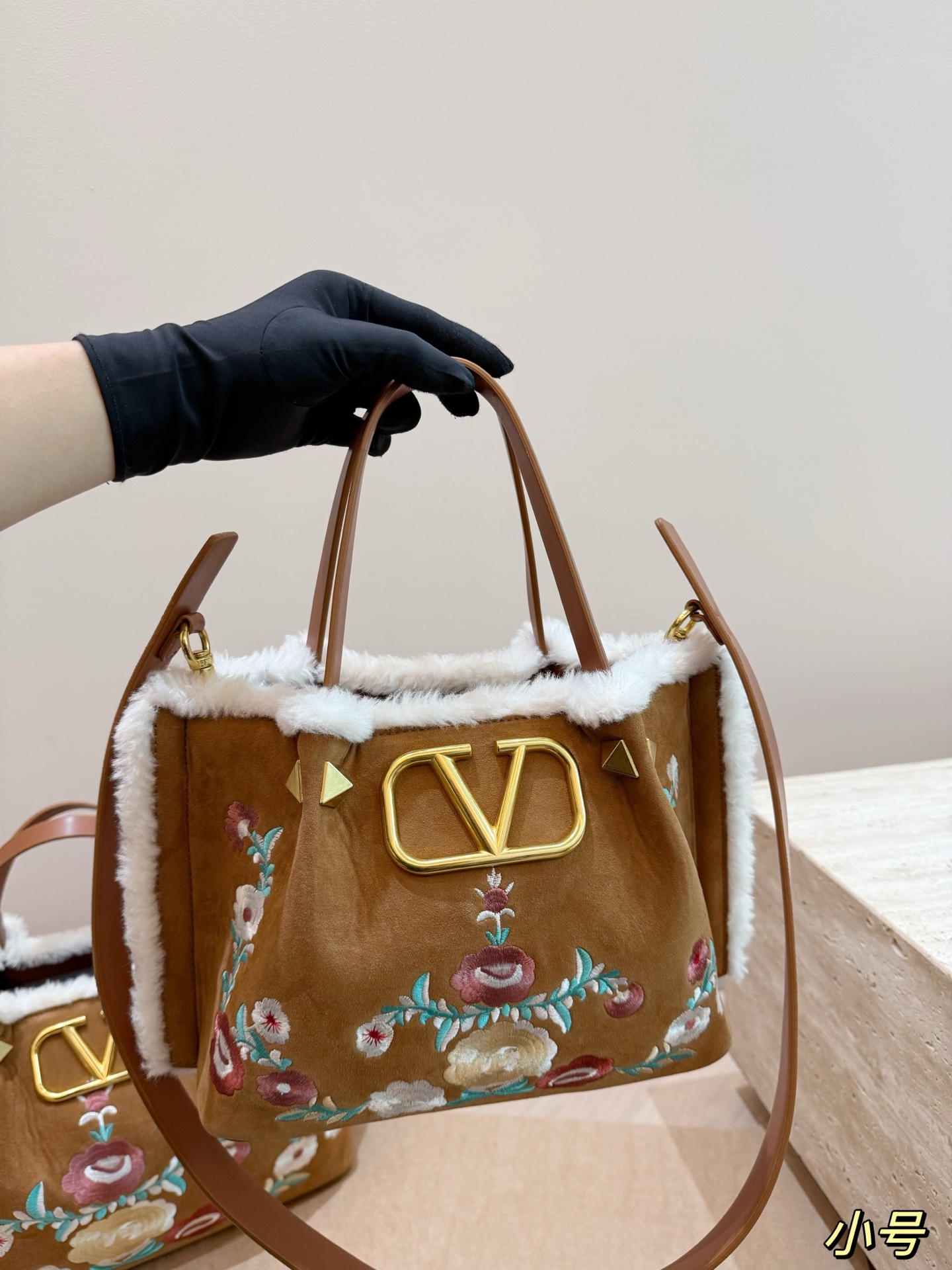 大号P240 无盒⚠️尺寸37*24 小号P235 无盒⚠️尺寸25*19 华伦天奴 Valentino麂皮羊羔毛托特包 魅力无限 释放你的时尚态度 外形独特，有很多可爱的颜色可选，简直是不可错过的时尚单品 不同于帆布包的柔软，背在身上主打一个肆意洒脱的感觉，超有质感，时尚达人超爱