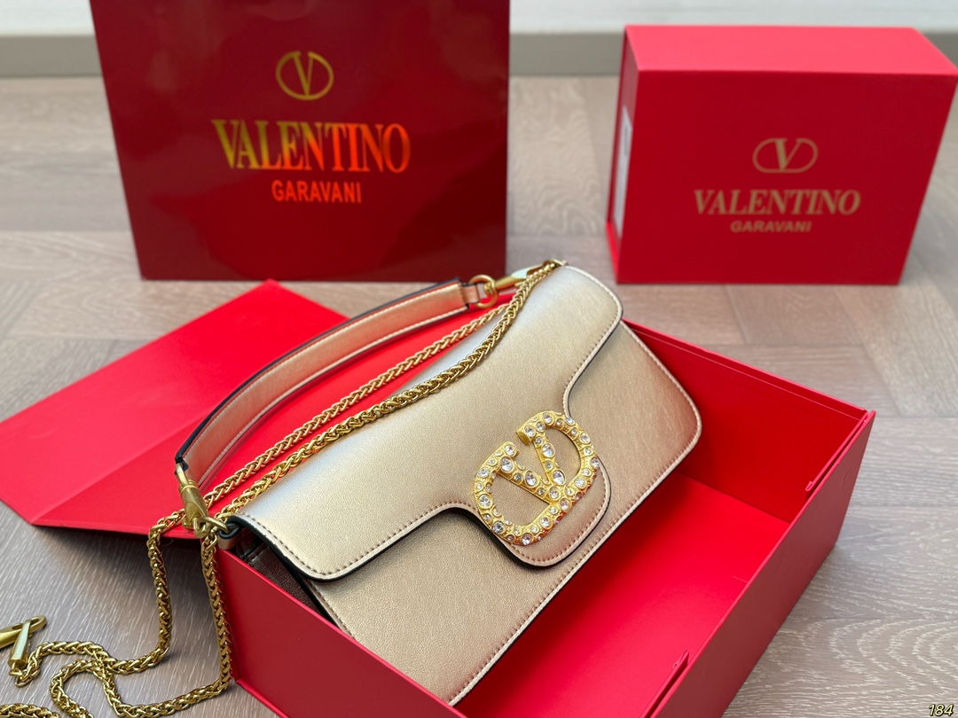 大号¥155折叠盒 华伦天奴 Valentino Loco单肩包 高级感溢出来啦 这颜值上身很百搭的呦 怎么背都没压力 哪个女孩子能拒绝得了这么好看的美包啦 尺寸:大号28 13