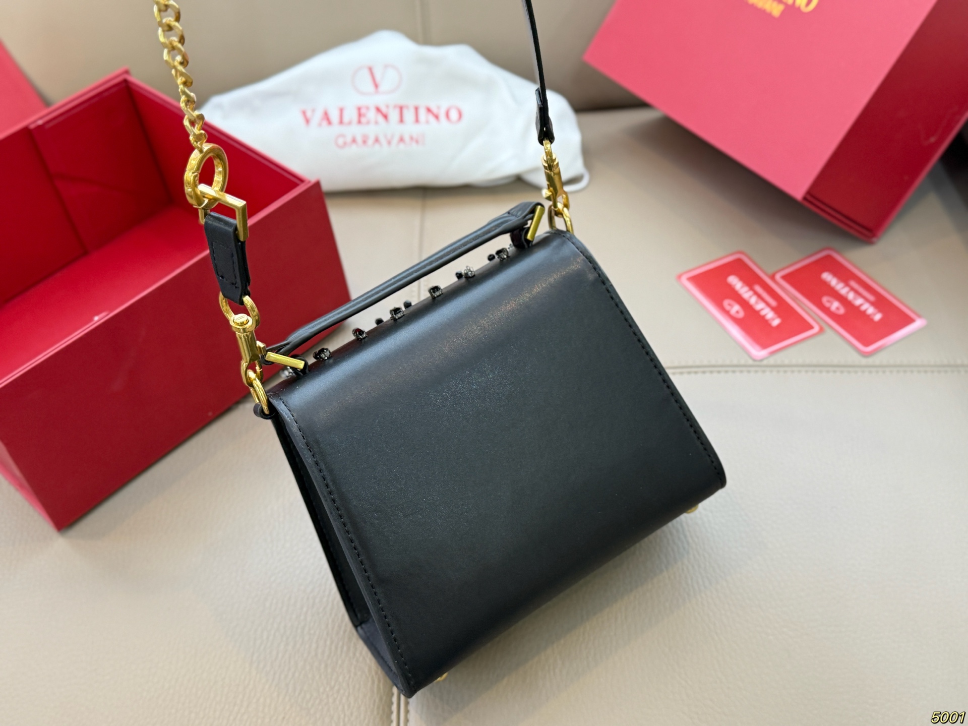 &yen;230折叠盒 华伦天奴Valentino星钻版手提包 简约的包身廓形解锁时尚魅力 可盐可甜 让你成为整条街最靓的女孩 很百搭哦 yyds 尺寸：18 14