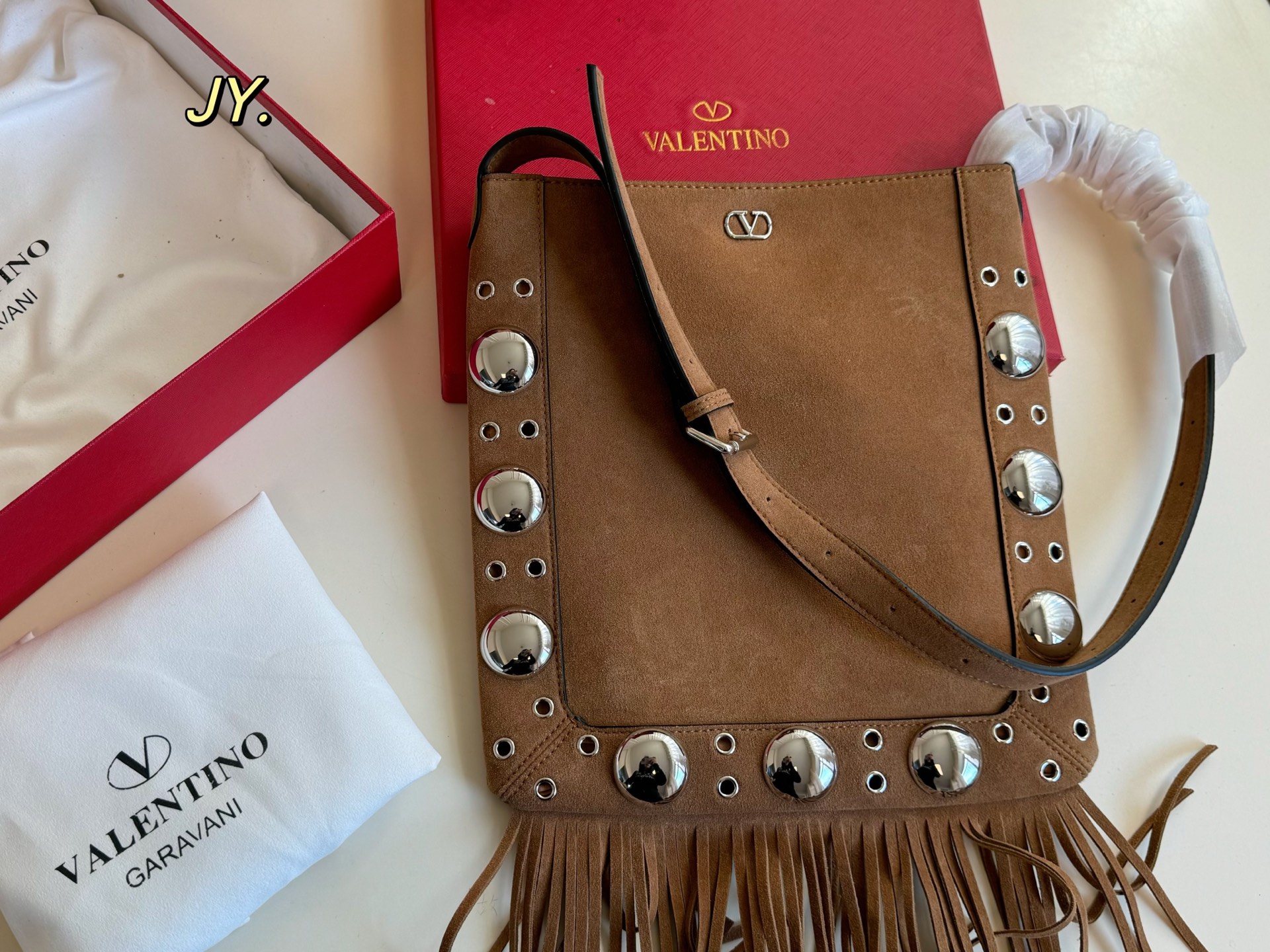 P170（配盒） size：28&times;30 VALENTINO华伦天奴麂皮绒柳钉流苏托特包💕 质感很高级，皮料超好 可调节肩带，多种背法 容量超级大也很耐用～ 随性慵懒，日常出街必备