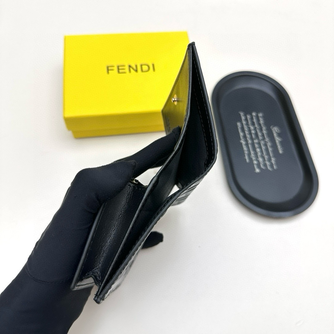 📢📢📢p90 芬迪 8351 💞颜色：黑色 黑棕 大象灰 棕色 💞尺寸： 11*9*2.5 💞说明: Fendi专柜最新款火爆登场！采用进口小牛皮，做工精致， 媲美专柜！多功能小钱包，超级实用！💥