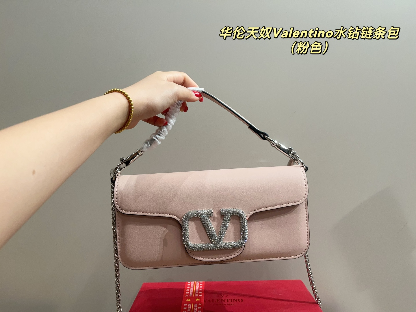 p160配折叠盒⚠️尺寸27.11 华伦天奴Valentino水钻链条包 细腻彷佛云朵般的蓬软包身,让轻抚过皮质的瞬间感到疗愈,将温柔与利落而硬派的铆钉元素相互融合,呈现出既娇柔又实属个性派的抢眼印象 柔美包身手提肩背各带有不同韵味