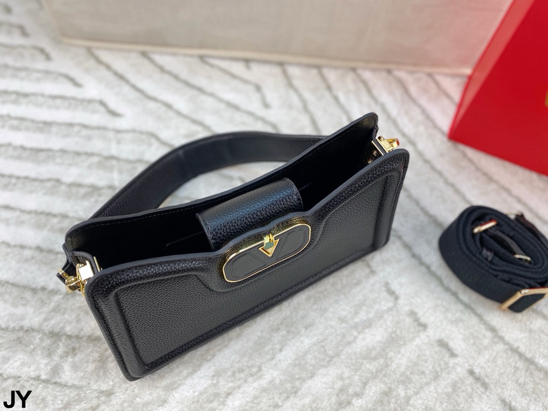 p150 折叠盒🎁 造型风格独特的斜挎包~华伦天奴 Valentino百搭经典精致的一只 真的超级无敌巨可爱 仙气满满 小姐姐日常必入款！尺寸：26*15