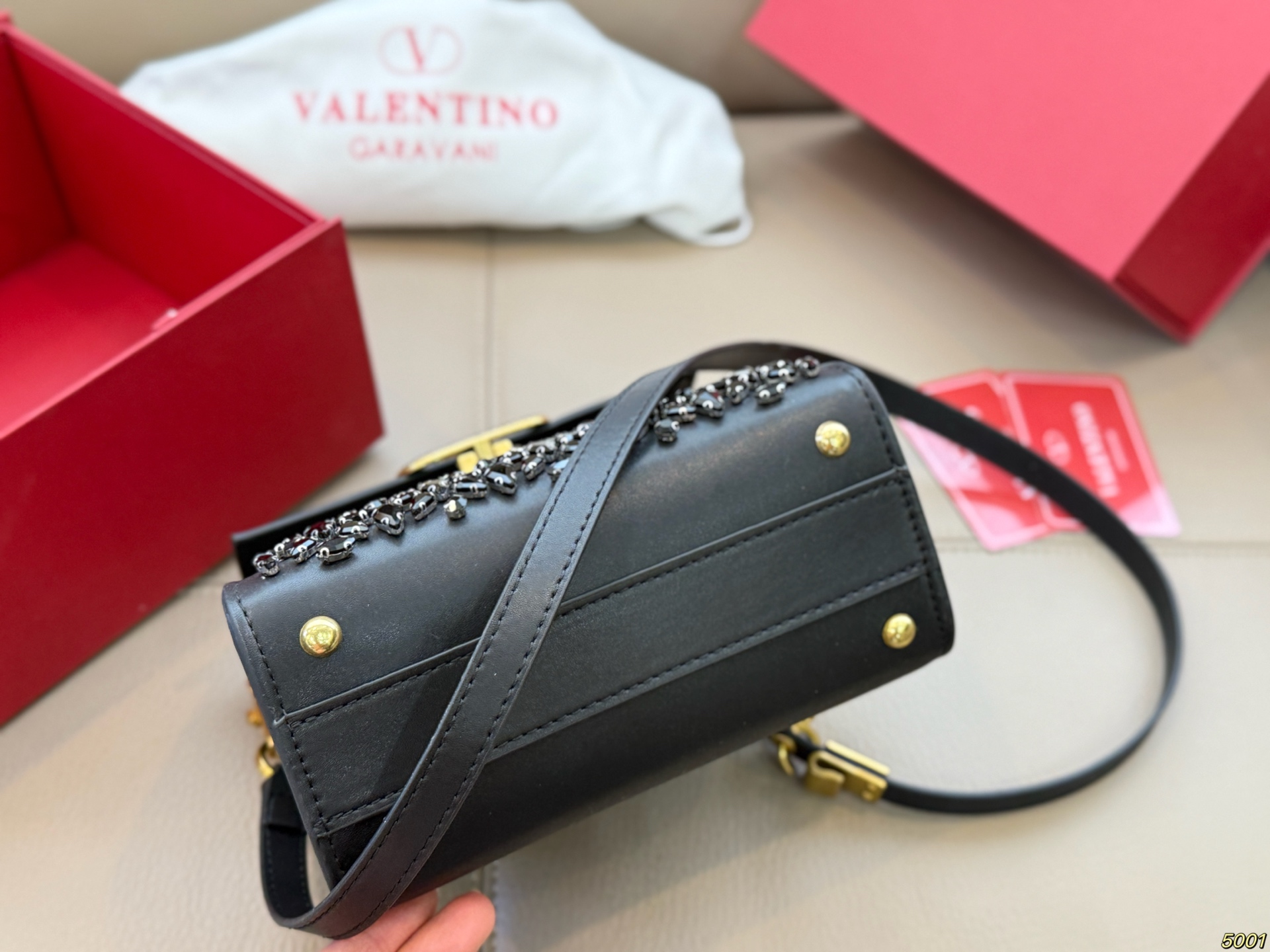 &yen;230折叠盒 华伦天奴Valentino星钻版手提包 简约的包身廓形解锁时尚魅力 可盐可甜 让你成为整条街最靓的女孩 很百搭哦 yyds 尺寸：18 14