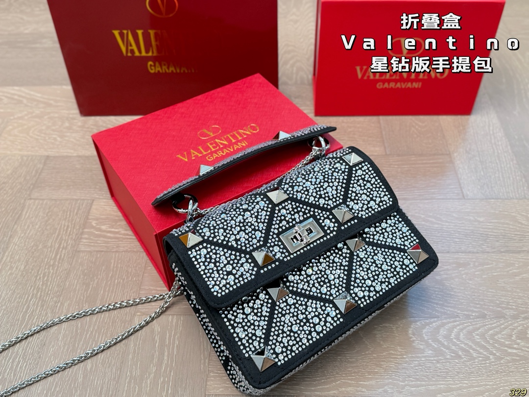 ¥210折叠盒 华伦天奴Valentino星钻版手提包 简约的包身廓形解锁时尚魅力 可盐可甜 让你成为整条街最靓的女孩 很百搭哦 yyds 尺寸:24 16