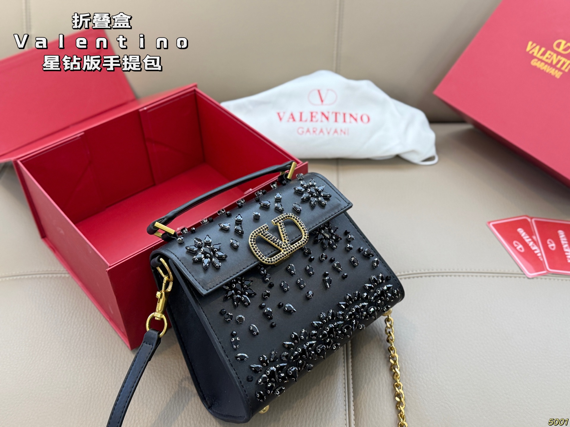 &yen;230折叠盒 华伦天奴Valentino星钻版手提包 简约的包身廓形解锁时尚魅力 可盐可甜 让你成为整条街最靓的女孩 很百搭哦 yyds 尺寸：18 14