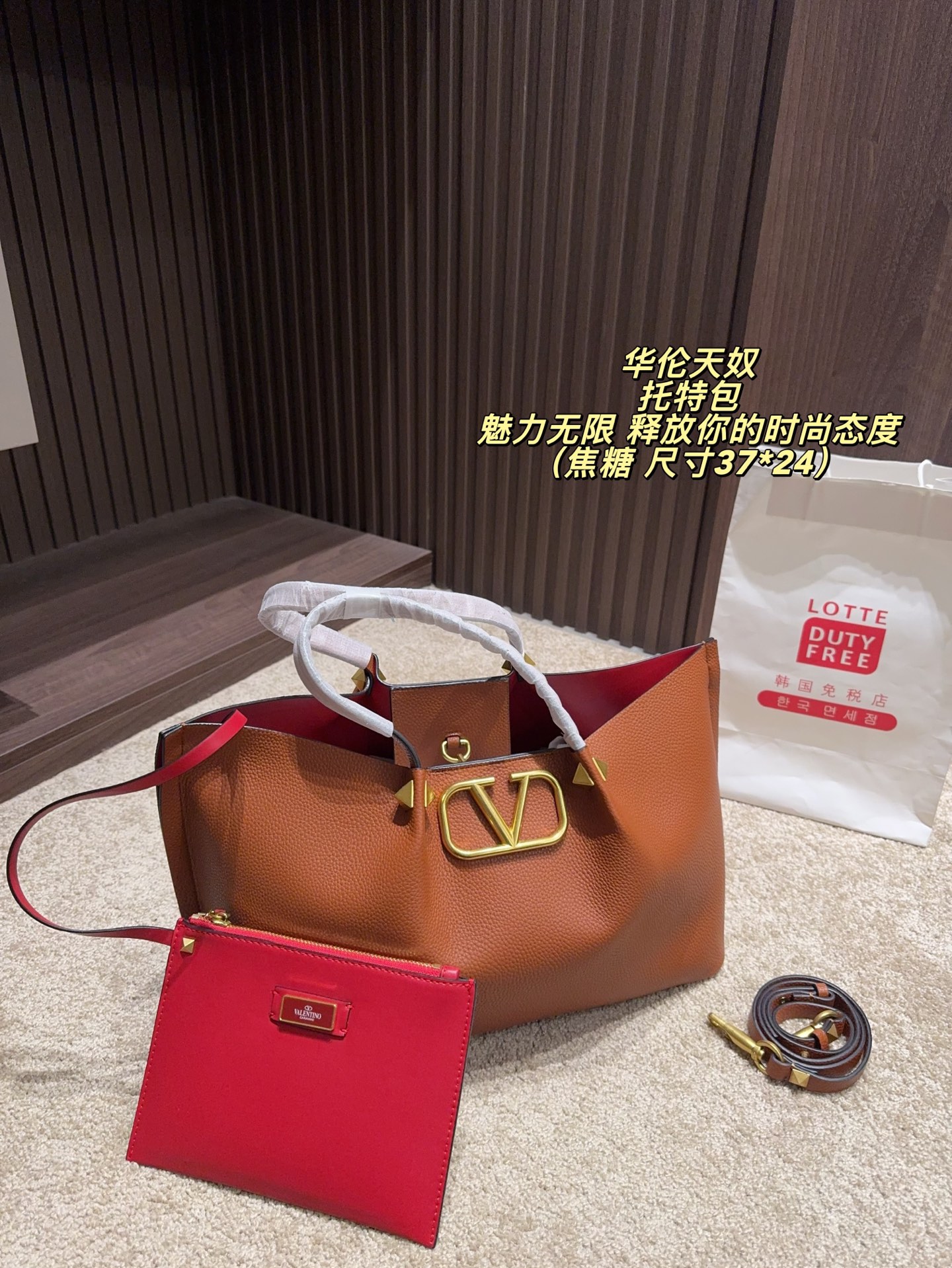 P180 无盒⚠️尺寸37*24 华伦天奴 Valentino托特包 魅力无限 释放你的时尚态度 外形独特,有很多可爱的颜色可选,简直是不可错过的时尚单品 不同于帆布包的柔软,背在身上主打一个肆意洒脱的感觉,超有质感,时尚达人超爱