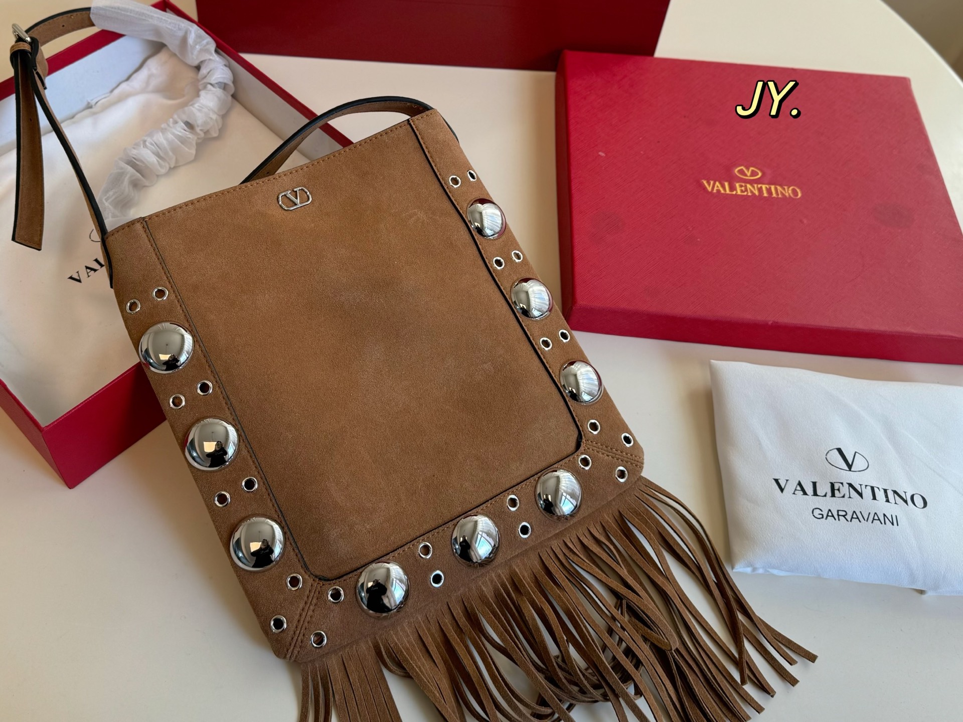 P170（配盒） size：28&times;30 VALENTINO华伦天奴麂皮绒柳钉流苏托特包💕 质感很高级，皮料超好 可调节肩带，多种背法 容量超级大也很耐用～ 随性慵懒，日常出街必备