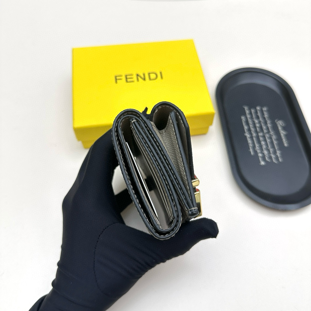 📢📢📢p95 芬迪 8352 💞颜色：黑色 大象灰 棕色 💞尺寸： 11*9*3 💞说明: Fendi专柜最新款火爆登场！采用进口小牛皮，做工精致， 媲美专柜！多功能小钱包，超级实用！💥