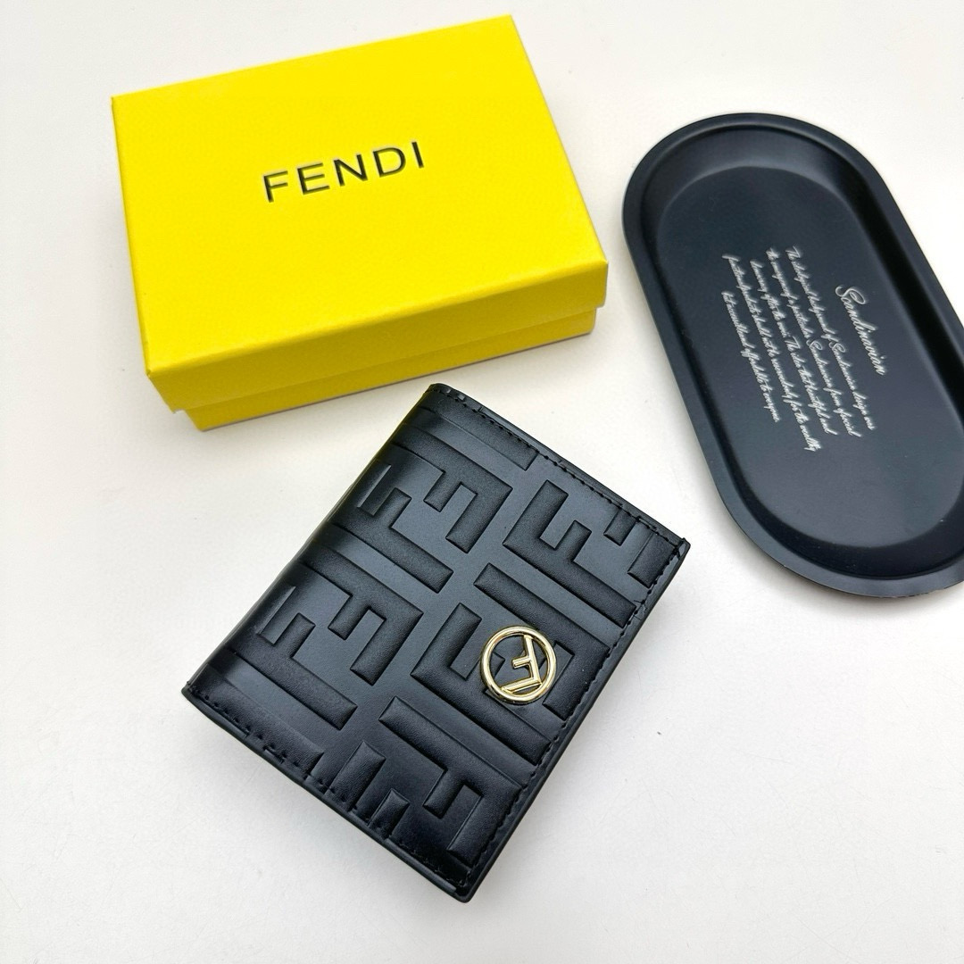 📢📢📢p90 芬迪 8351 💞颜色：黑色 黑棕 大象灰 棕色 💞尺寸： 11*9*2.5 💞说明: Fendi专柜最新款火爆登场！采用进口小牛皮，做工精致， 媲美专柜！多功能小钱包，超级实用！💥