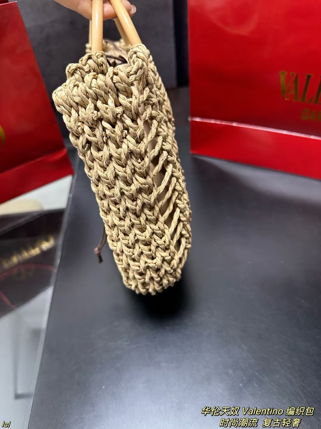 P135配盒 华伦天奴 Valentino 编织包 Valentino华伦天奴Loco绝美仙女必备也太好看了叭手提单肩包解锁时尚魅力 可盐可甜整条街最靓的女孩 时尚减龄又轻便,大大的华伦天奴logo,时尚大气,喜欢的集美们抓紧入手吧! 尺寸:32*24cm