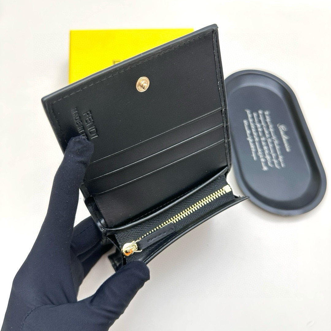 📢📢📢p90 芬迪 8351 💞颜色：黑色 黑棕 大象灰 棕色 💞尺寸： 11*9*2.5 💞说明: Fendi专柜最新款火爆登场！采用进口小牛皮，做工精致， 媲美专柜！多功能小钱包，超级实用！💥