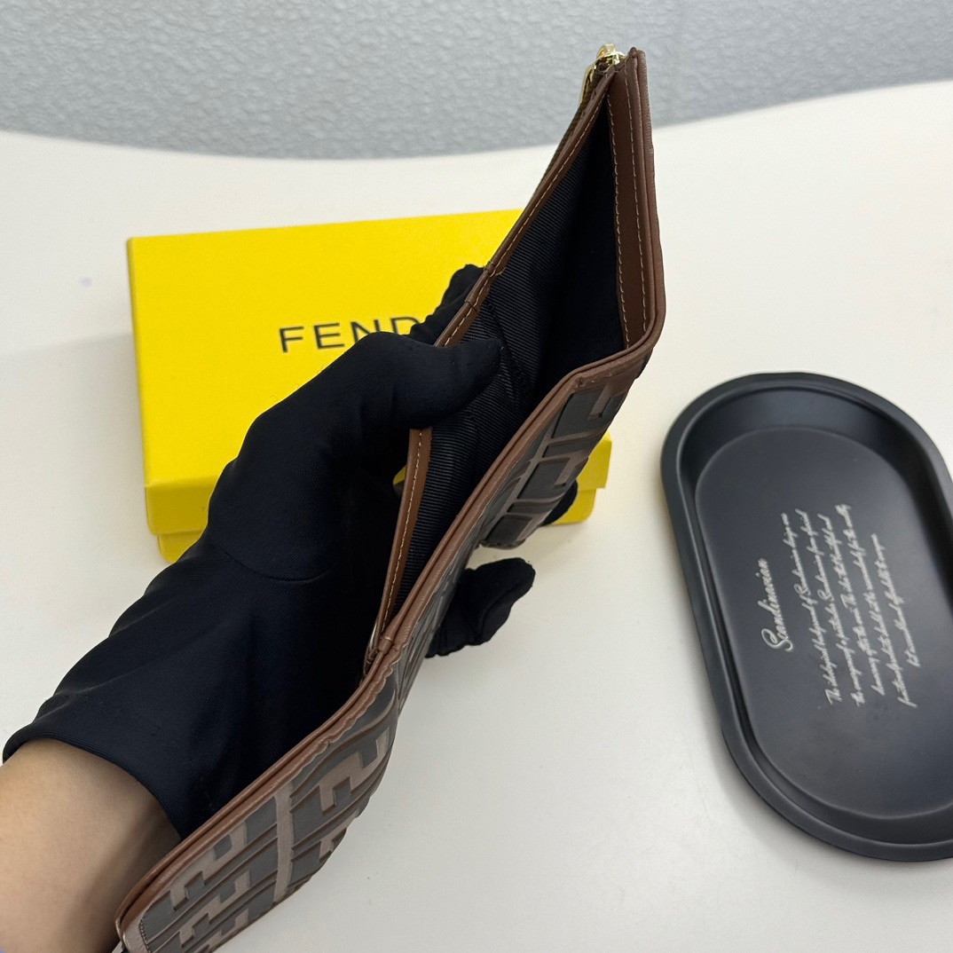 p90🎀芬迪 8013🎀颜色 黑色 黑棕🎀尺寸 10*8.5*2.5 🎀Fendi专柜火爆登场!采用进口小牛皮,做工精致, 媲美专柜!多功能小钱包,超级实用!