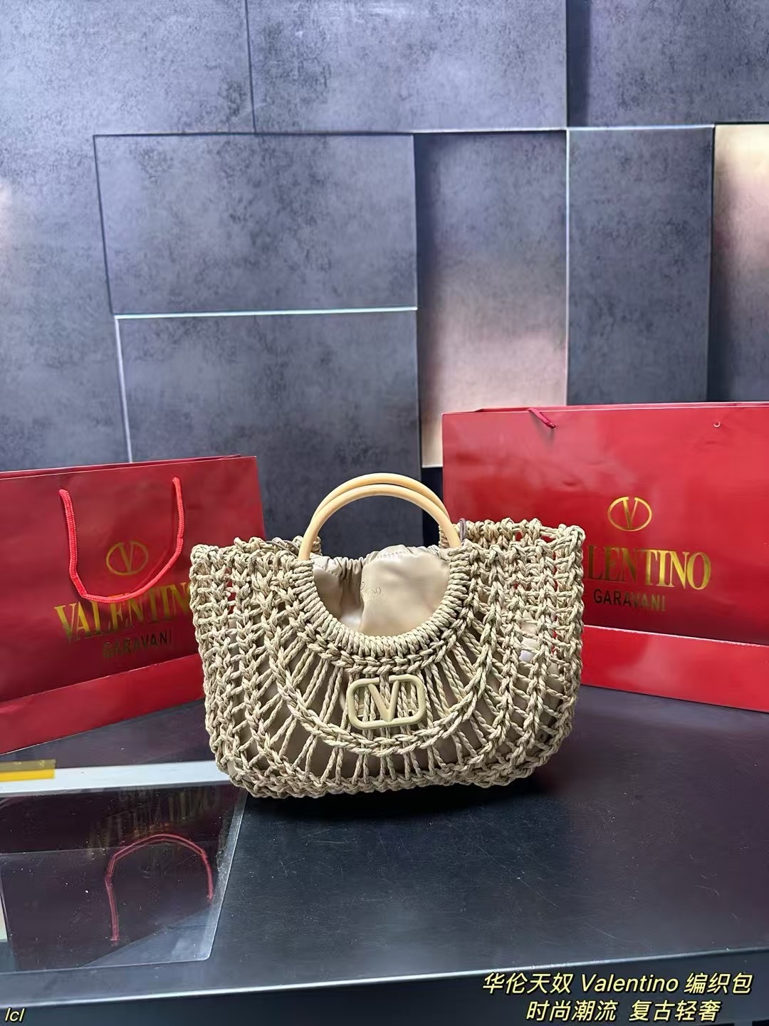 P135配盒 华伦天奴 Valentino 编织包 Valentino华伦天奴Loco绝美仙女必备也太好看了叭手提单肩包解锁时尚魅力 可盐可甜整条街最靓的女孩 时尚减龄又轻便,大大的华伦天奴logo,时尚大气,喜欢的集美们抓紧入手吧! 尺寸:32*24cm