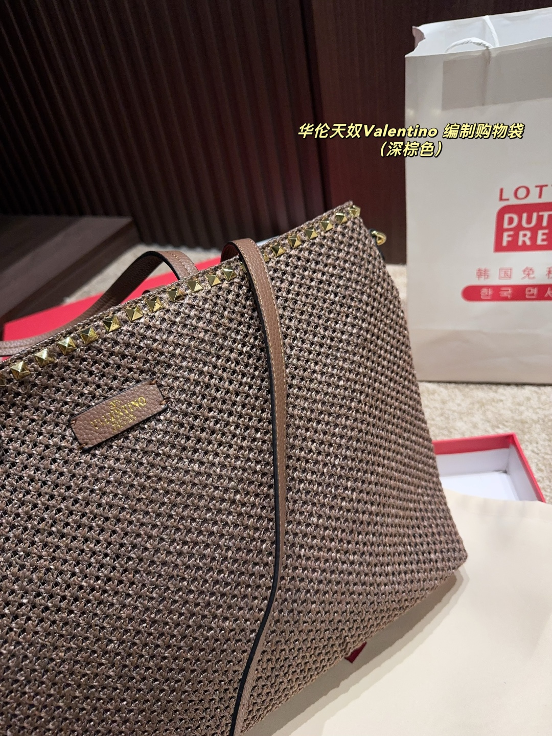 p170配盒⚠️尺寸45.28 华伦天奴Valentino 编制购物袋 俏皮超个性谁背谁好看 掩饰不住的洋气 精致走线 拼色很有特点 巨百搭可随心日常搭配 休闲俏皮同时又带着一点o名媛范 必将成为新年春夏的超级爆款 &hearts;️