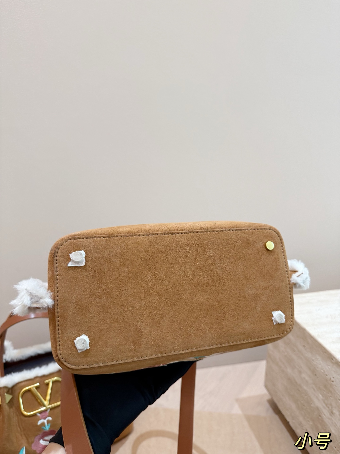 大号P240 无盒⚠️尺寸37*24 小号P235 无盒⚠️尺寸25*19 华伦天奴 Valentino麂皮羊羔毛托特包 魅力无限 释放你的时尚态度 外形独特，有很多可爱的颜色可选，简直是不可错过的时尚单品 不同于帆布包的柔软，背在身上主打一个肆意洒脱的感觉，超有质感，时尚达人超爱