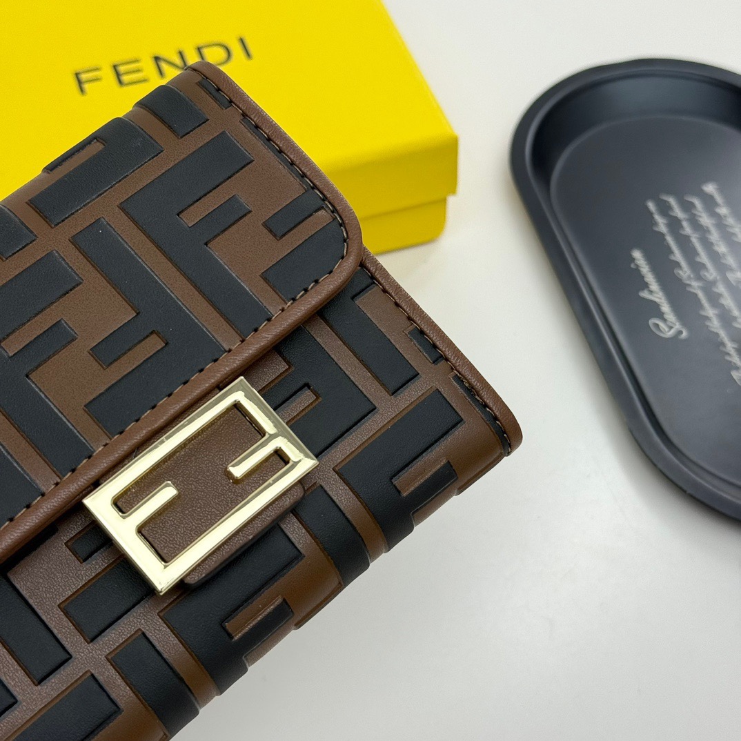 p90🎀芬迪 8013🎀颜色 黑色 黑棕🎀尺寸 10*8.5*2.5 🎀Fendi专柜火爆登场!采用进口小牛皮,做工精致, 媲美专柜!多功能小钱包,超级实用!