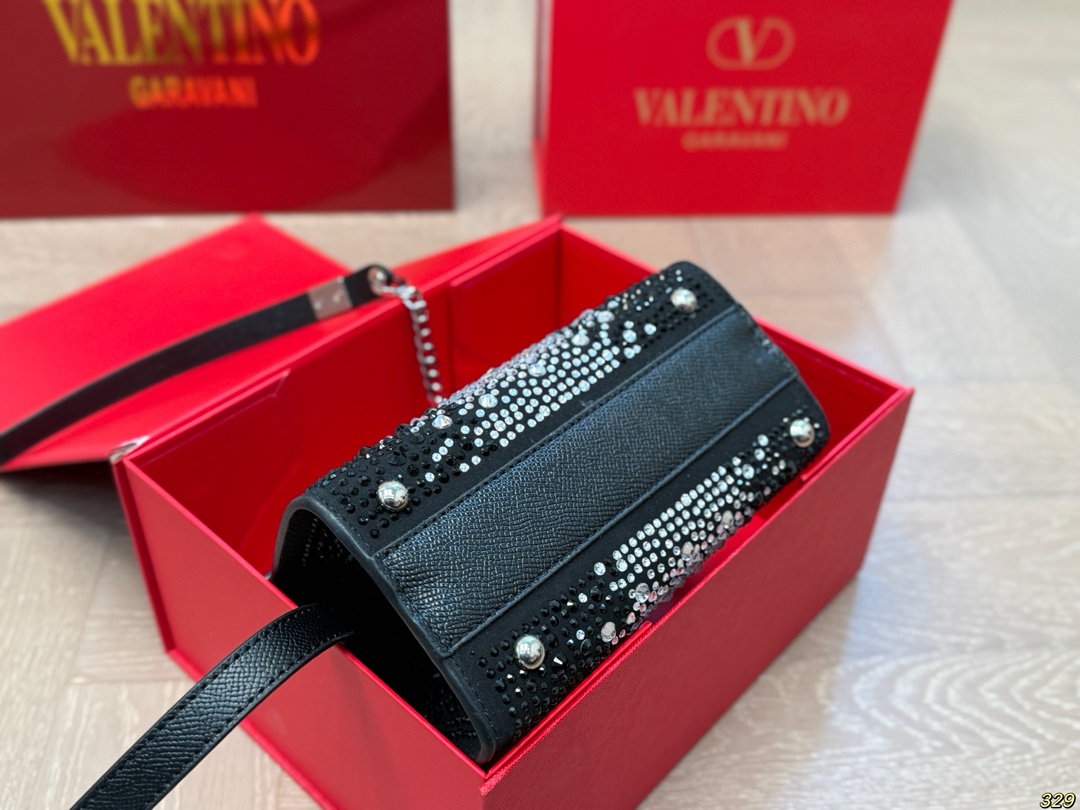 &yen;170折叠盒 华伦天奴Valentino星钻版手提包 简约的包身廓形解锁时尚魅力 可盐可甜 让你成为整条街最靓的女孩 很百搭哦 yyds 尺寸：18 14