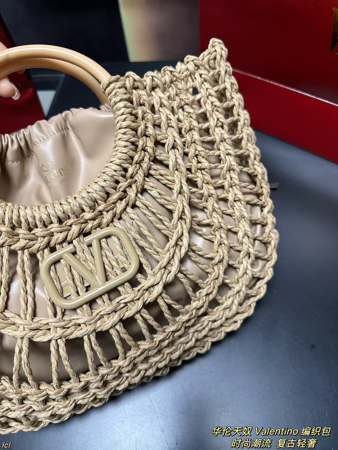 P135配盒 华伦天奴 Valentino 编织包 Valentino华伦天奴Loco绝美仙女必备也太好看了叭手提单肩包解锁时尚魅力 可盐可甜整条街最靓的女孩 时尚减龄又轻便,大大的华伦天奴logo,时尚大气,喜欢的集美们抓紧入手吧! 尺寸:32*24cm
