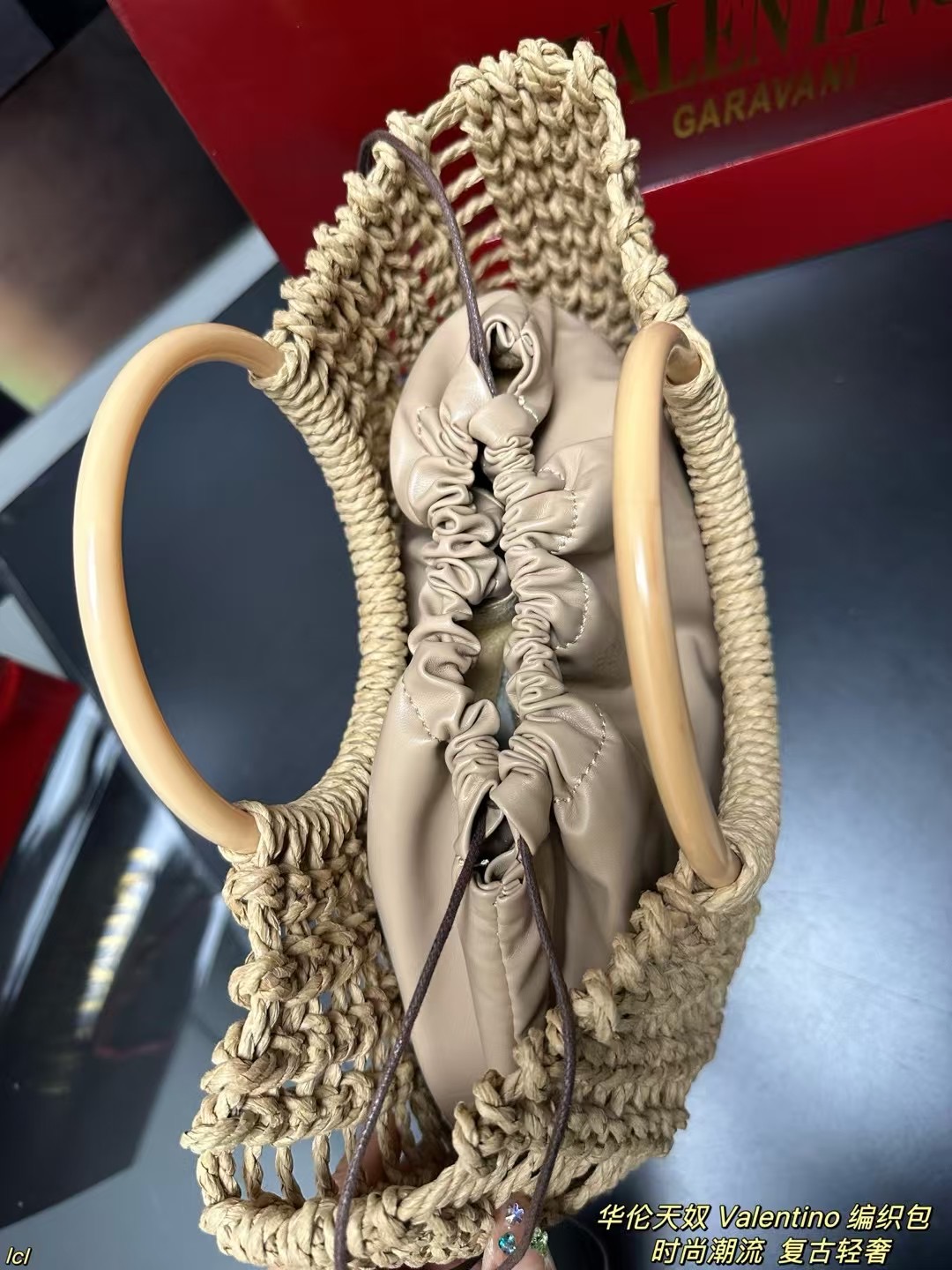 P135配盒 华伦天奴 Valentino 编织包 Valentino华伦天奴Loco绝美仙女必备也太好看了叭手提单肩包解锁时尚魅力 可盐可甜整条街最靓的女孩 时尚减龄又轻便,大大的华伦天奴logo,时尚大气,喜欢的集美们抓紧入手吧! 尺寸:32*24cm