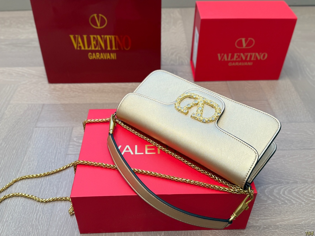 大号¥155折叠盒 华伦天奴 Valentino Loco单肩包 高级感溢出来啦 这颜值上身很百搭的呦 怎么背都没压力 哪个女孩子能拒绝得了这么好看的美包啦 尺寸:大号28 13