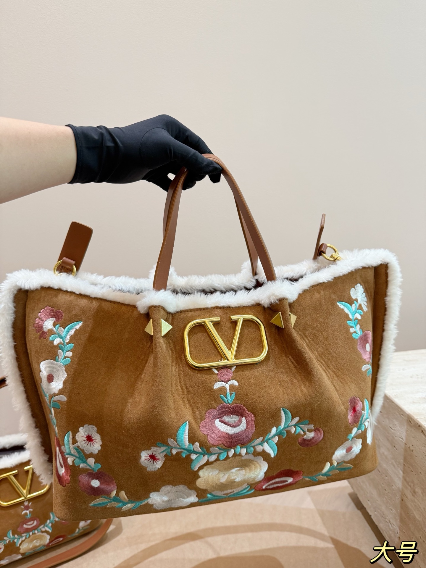 大号P240 无盒⚠️尺寸37*24 小号P235 无盒⚠️尺寸25*19 华伦天奴 Valentino麂皮羊羔毛托特包 魅力无限 释放你的时尚态度 外形独特，有很多可爱的颜色可选，简直是不可错过的时尚单品 不同于帆布包的柔软，背在身上主打一个肆意洒脱的感觉，超有质感，时尚达人超爱