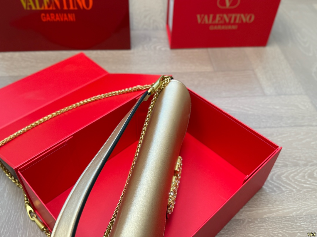 大号¥155折叠盒 华伦天奴 Valentino Loco单肩包 高级感溢出来啦 这颜值上身很百搭的呦 怎么背都没压力 哪个女孩子能拒绝得了这么好看的美包啦 尺寸:大号28 13