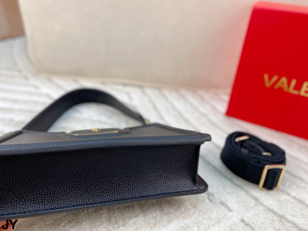 p150 折叠盒🎁 造型风格独特的斜挎包~华伦天奴 Valentino百搭经典精致的一只 真的超级无敌巨可爱 仙气满满 小姐姐日常必入款！尺寸：26*15