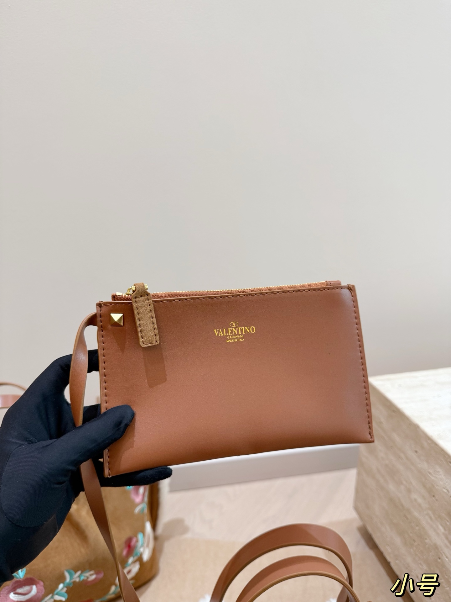 大号P240 无盒⚠️尺寸37*24 小号P235 无盒⚠️尺寸25*19 华伦天奴 Valentino麂皮羊羔毛托特包 魅力无限 释放你的时尚态度 外形独特，有很多可爱的颜色可选，简直是不可错过的时尚单品 不同于帆布包的柔软，背在身上主打一个肆意洒脱的感觉，超有质感，时尚达人超爱