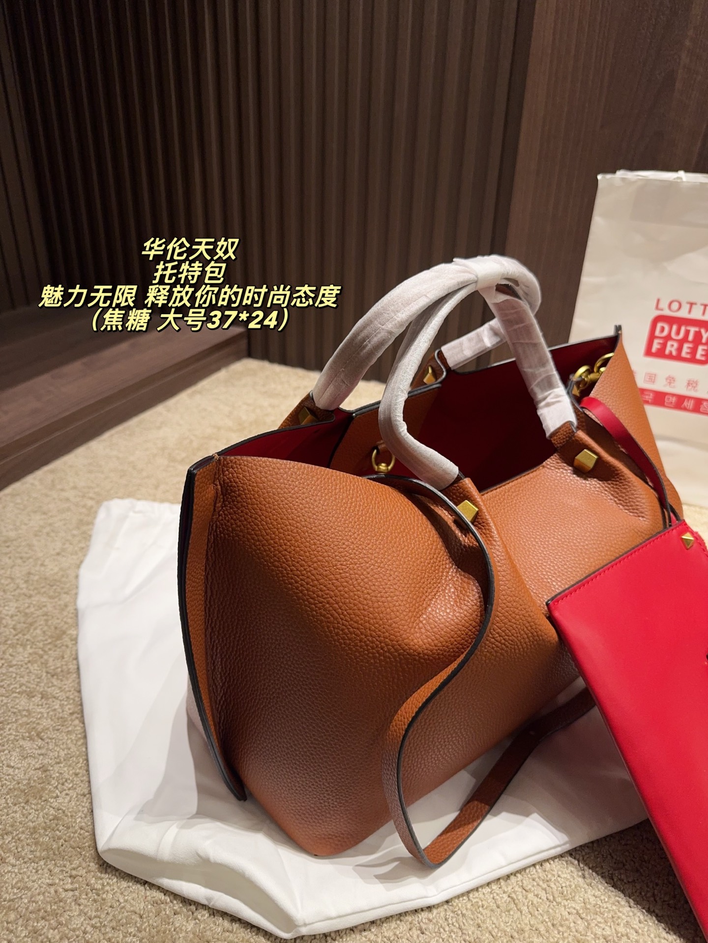 大号p190 无盒⚠️尺寸37*24 小号P185 无盒⚠️尺寸25*17 华伦天奴 Valentino托特包 魅力无限 释放你的时尚态度 外形独特,有很多可爱的颜色可选,简直是不可错过的时尚单品 不同于帆布包的柔软,背在身上主打一个肆意洒脱的感觉,超有质感,时尚达人超爱