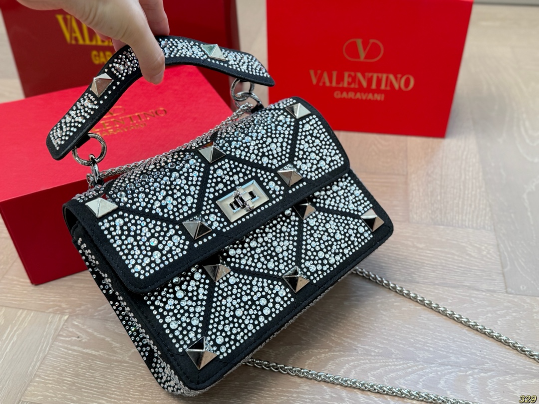 ¥210折叠盒 华伦天奴Valentino星钻版手提包 简约的包身廓形解锁时尚魅力 可盐可甜 让你成为整条街最靓的女孩 很百搭哦 yyds 尺寸:24 16