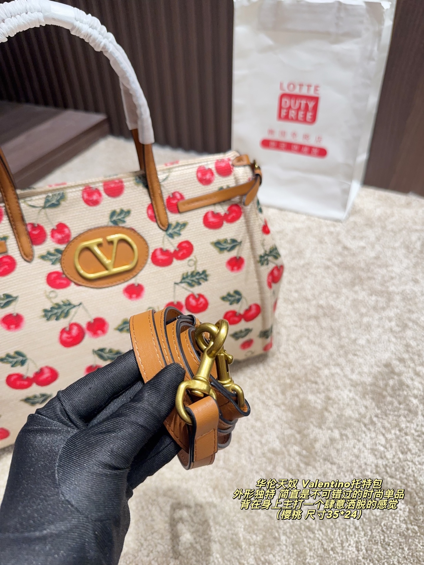 樱桃 p240 无盒⚠️尺寸35*24 p210 无盒⚠️尺寸35*24 华伦天奴 Valentino托特包 魅力无限 释放你的时尚态度 外形独特,有很多可爱的颜色可选,简直是不可错过的时尚单品 不同于帆布包的柔软,背在身上主打一个肆意洒脱的感觉,超有质感,时尚达人超爱