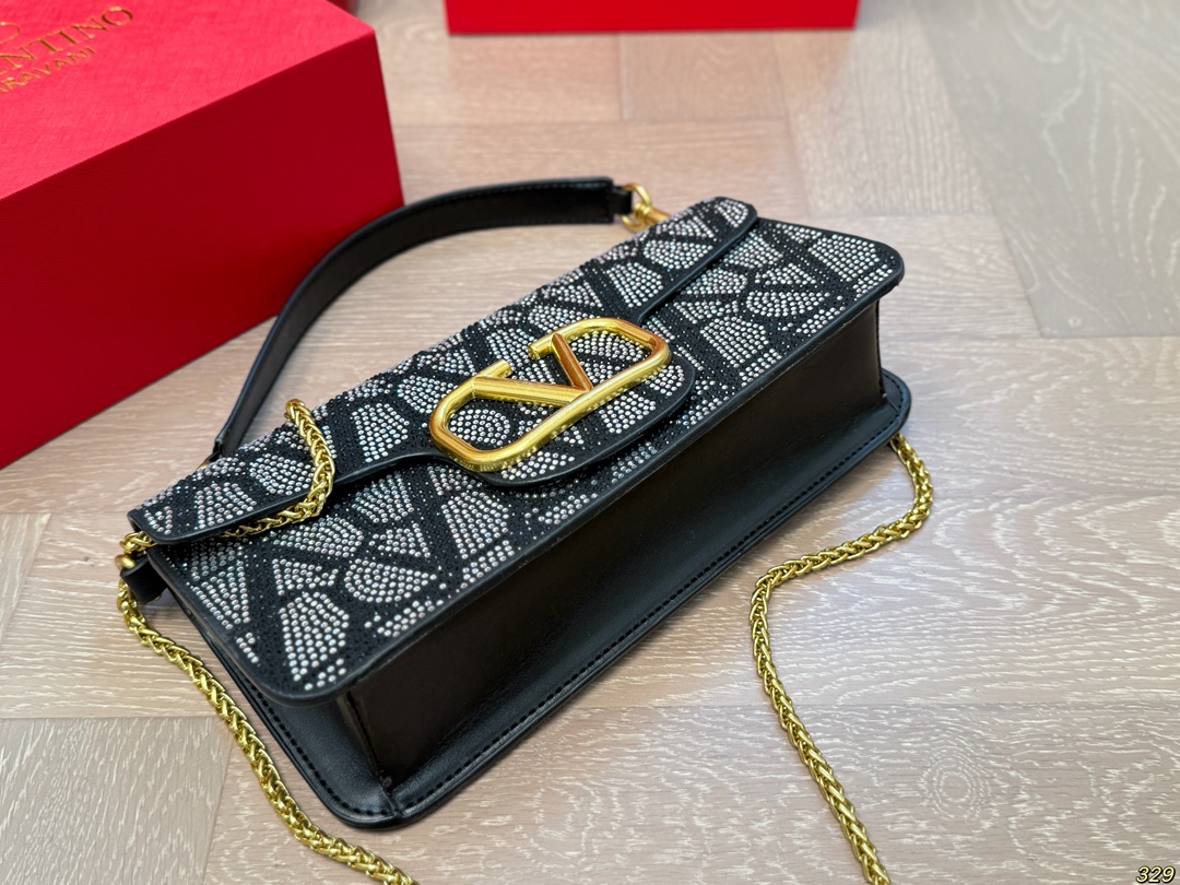 &yen;165/&yen;160折叠盒 华伦天奴Valentino星钻版手提包 金属质感 大大logo 简约的包身廓形解锁时尚魅力 可盐可甜 让你成为整条街最靓的女孩 很百搭哦 yyds 尺寸：28 13/20 11