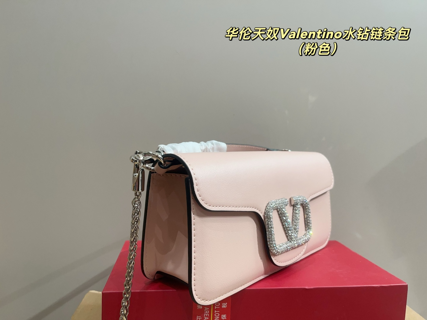 p160配折叠盒⚠️尺寸27.11 华伦天奴Valentino水钻链条包 细腻彷佛云朵般的蓬软包身,让轻抚过皮质的瞬间感到疗愈,将温柔与利落而硬派的铆钉元素相互融合,呈现出既娇柔又实属个性派的抢眼印象 柔美包身手提肩背各带有不同韵味