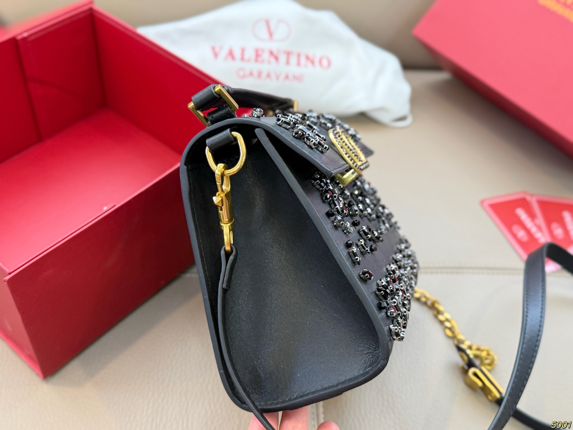 &yen;230折叠盒 华伦天奴Valentino星钻版手提包 简约的包身廓形解锁时尚魅力 可盐可甜 让你成为整条街最靓的女孩 很百搭哦 yyds 尺寸：18 14