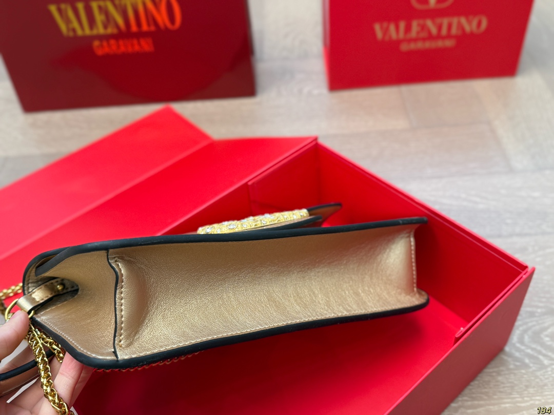 大号¥155折叠盒 华伦天奴 Valentino Loco单肩包 高级感溢出来啦 这颜值上身很百搭的呦 怎么背都没压力 哪个女孩子能拒绝得了这么好看的美包啦 尺寸:大号28 13