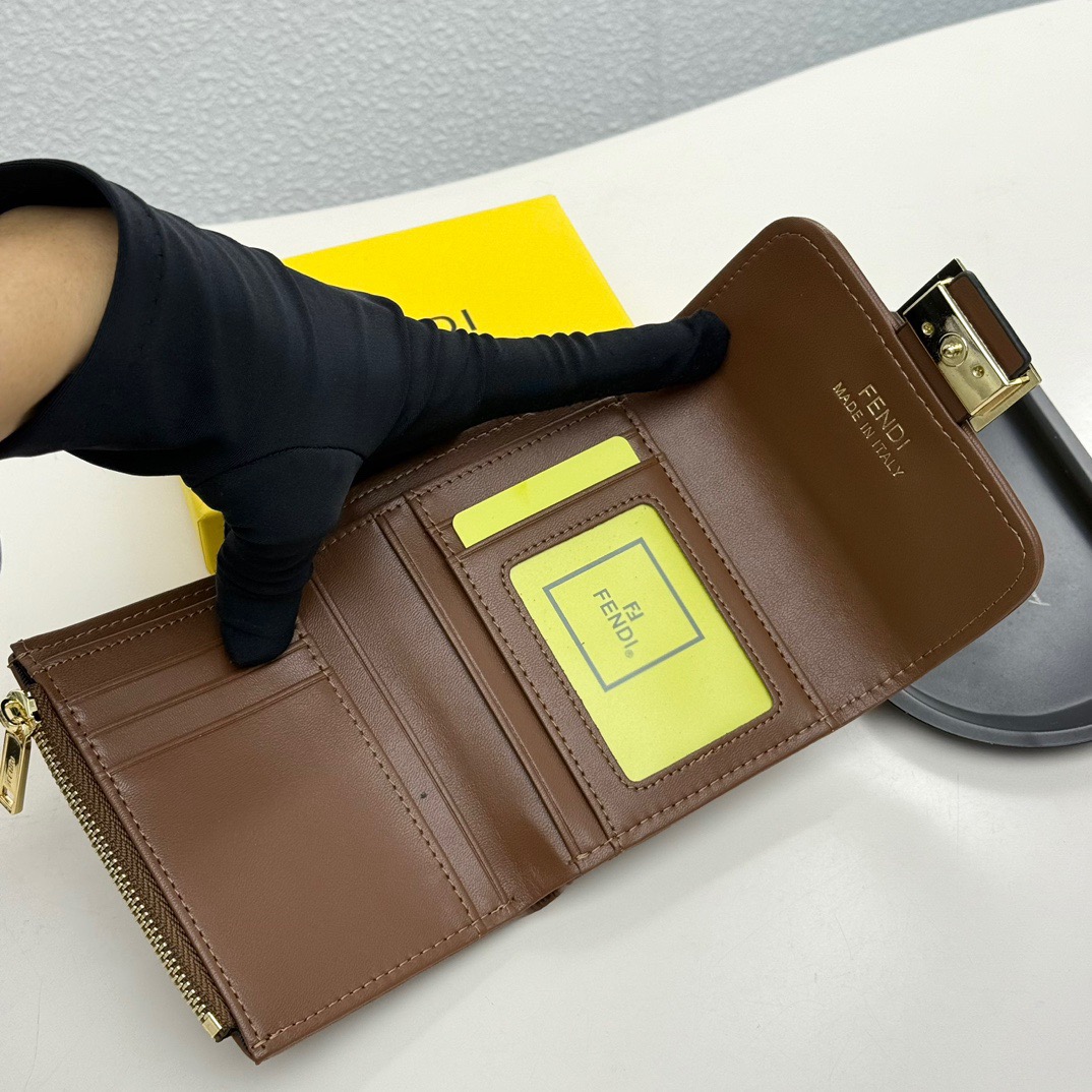 p90🎀芬迪 8013🎀颜色 黑色 黑棕🎀尺寸 10*8.5*2.5 🎀Fendi专柜火爆登场!采用进口小牛皮,做工精致, 媲美专柜!多功能小钱包,超级实用!