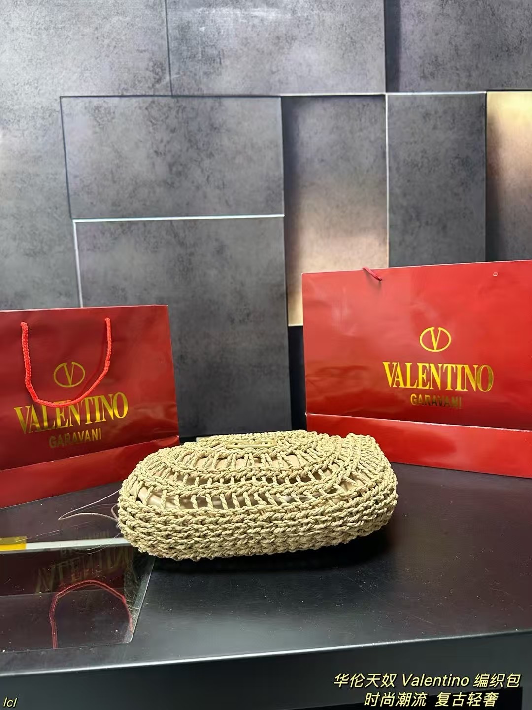 P135配盒 华伦天奴 Valentino 编织包 Valentino华伦天奴Loco绝美仙女必备也太好看了叭手提单肩包解锁时尚魅力 可盐可甜整条街最靓的女孩 时尚减龄又轻便,大大的华伦天奴logo,时尚大气,喜欢的集美们抓紧入手吧! 尺寸:32*24cm