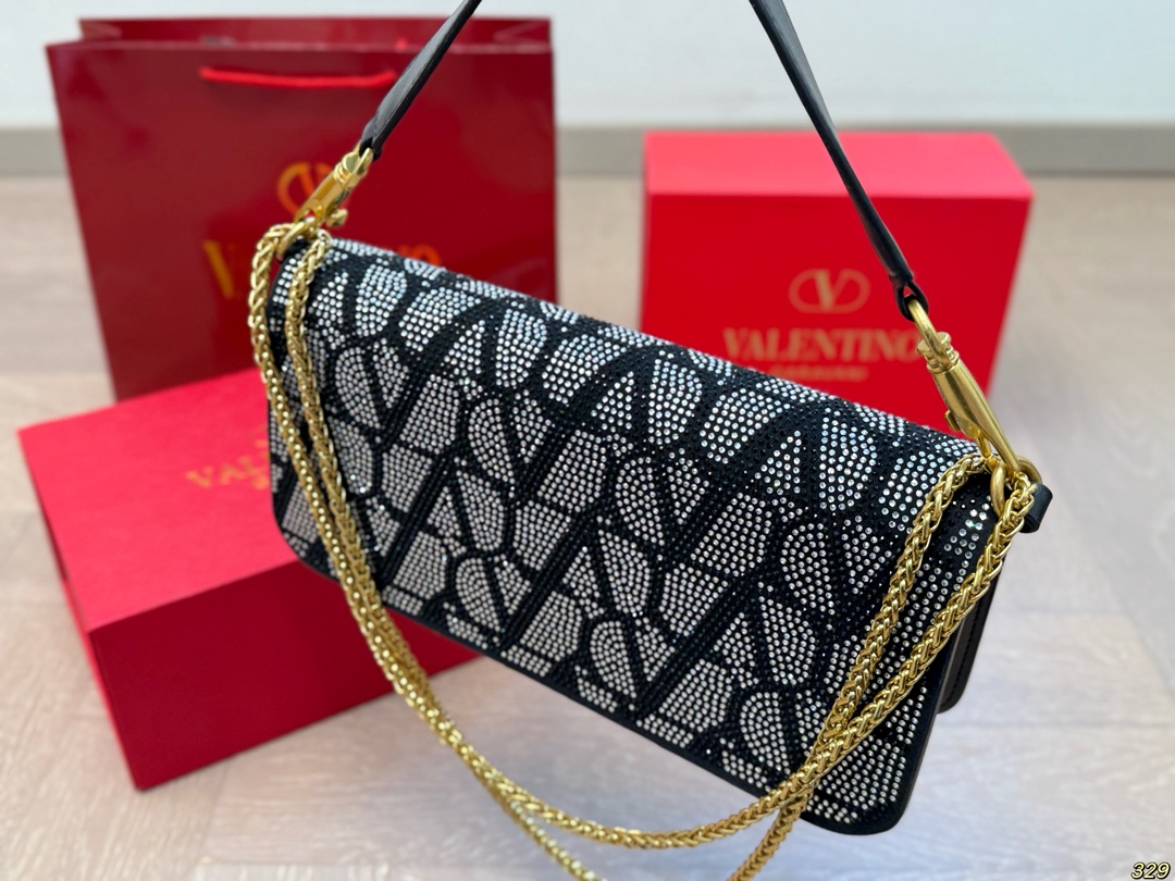 &yen;165/&yen;160折叠盒 华伦天奴Valentino星钻版手提包 金属质感 大大logo 简约的包身廓形解锁时尚魅力 可盐可甜 让你成为整条街最靓的女孩 很百搭哦 yyds 尺寸：28 13/20 11