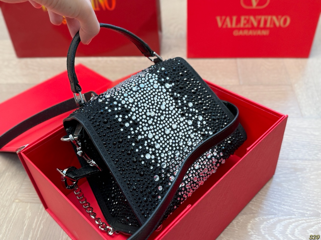 &yen;170折叠盒 华伦天奴Valentino星钻版手提包 简约的包身廓形解锁时尚魅力 可盐可甜 让你成为整条街最靓的女孩 很百搭哦 yyds 尺寸：18 14