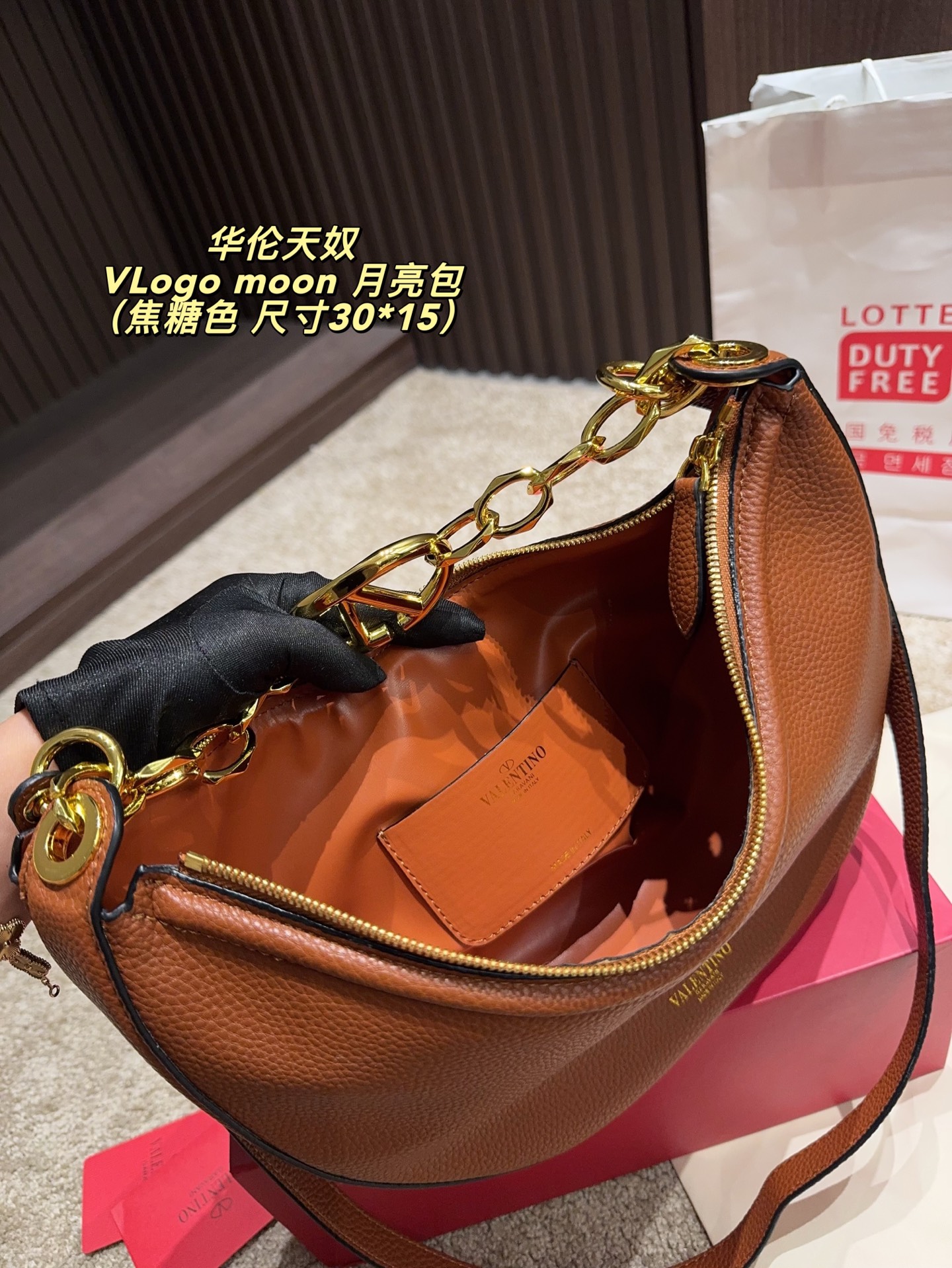 p185配盒⚠️尺寸30.15 华伦天奴 VLogo moon月亮包 用包包点亮沉闷的秋冬 Valentino的VLogo Moon手袋 就像月亮一样有着可爱又柔美的弯曲线条 VLogo金色链饰,复古精致 可拆卸肩带解锁多种穿搭方式 可以是休闲酷女孩 也可以是气质大女人 一包多搭,随心而定