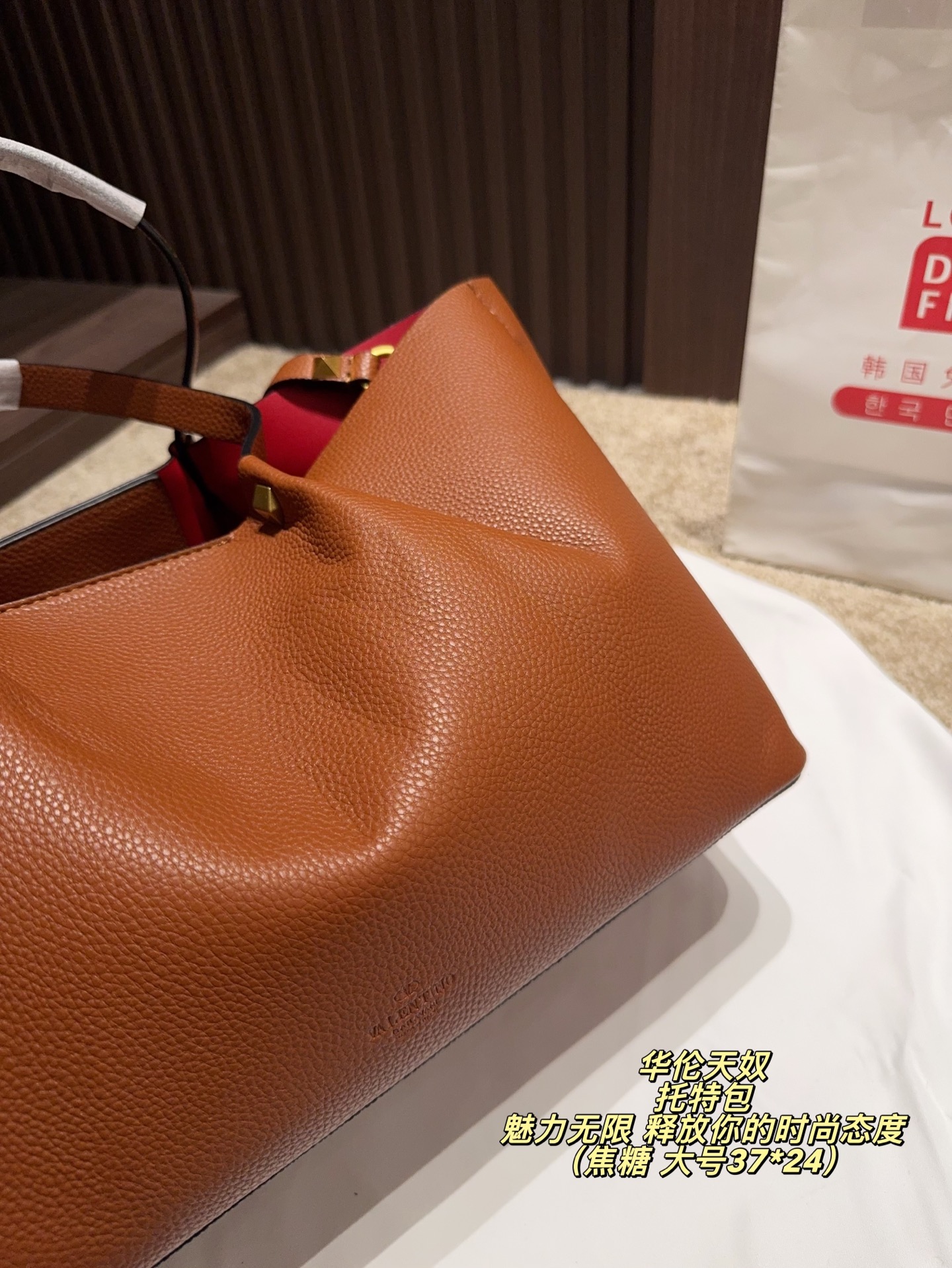 大号p190 无盒⚠️尺寸37*24 小号P185 无盒⚠️尺寸25*17 华伦天奴 Valentino托特包 魅力无限 释放你的时尚态度 外形独特,有很多可爱的颜色可选,简直是不可错过的时尚单品 不同于帆布包的柔软,背在身上主打一个肆意洒脱的感觉,超有质感,时尚达人超爱