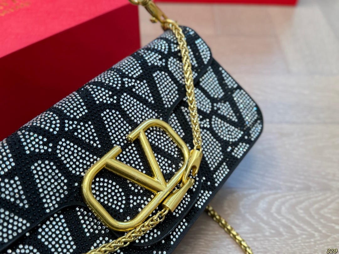 &yen;165/&yen;160折叠盒 华伦天奴Valentino星钻版手提包 金属质感 大大logo 简约的包身廓形解锁时尚魅力 可盐可甜 让你成为整条街最靓的女孩 很百搭哦 yyds 尺寸：28 13/20 11