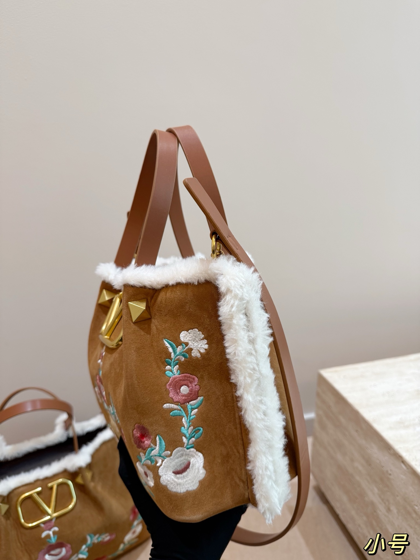 大号P240 无盒⚠️尺寸37*24 小号P235 无盒⚠️尺寸25*19 华伦天奴 Valentino麂皮羊羔毛托特包 魅力无限 释放你的时尚态度 外形独特，有很多可爱的颜色可选，简直是不可错过的时尚单品 不同于帆布包的柔软，背在身上主打一个肆意洒脱的感觉，超有质感，时尚达人超爱