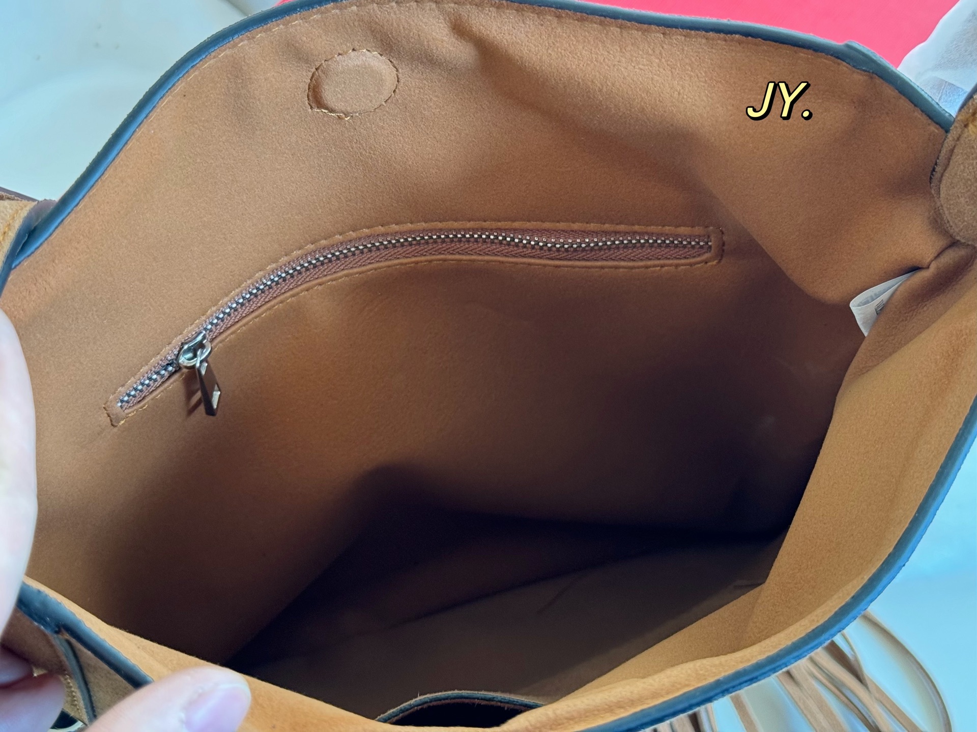 P170（配盒） size：28&times;30 VALENTINO华伦天奴麂皮绒柳钉流苏托特包💕 质感很高级，皮料超好 可调节肩带，多种背法 容量超级大也很耐用～ 随性慵懒，日常出街必备