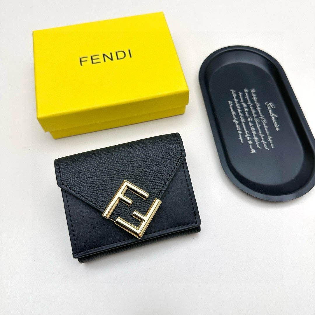 📢📢📢p95 芬迪 8352 💞颜色：黑色 大象灰 棕色 💞尺寸： 11*9*3 💞说明: Fendi专柜最新款火爆登场！采用进口小牛皮，做工精致， 媲美专柜！多功能小钱包，超级实用！💥