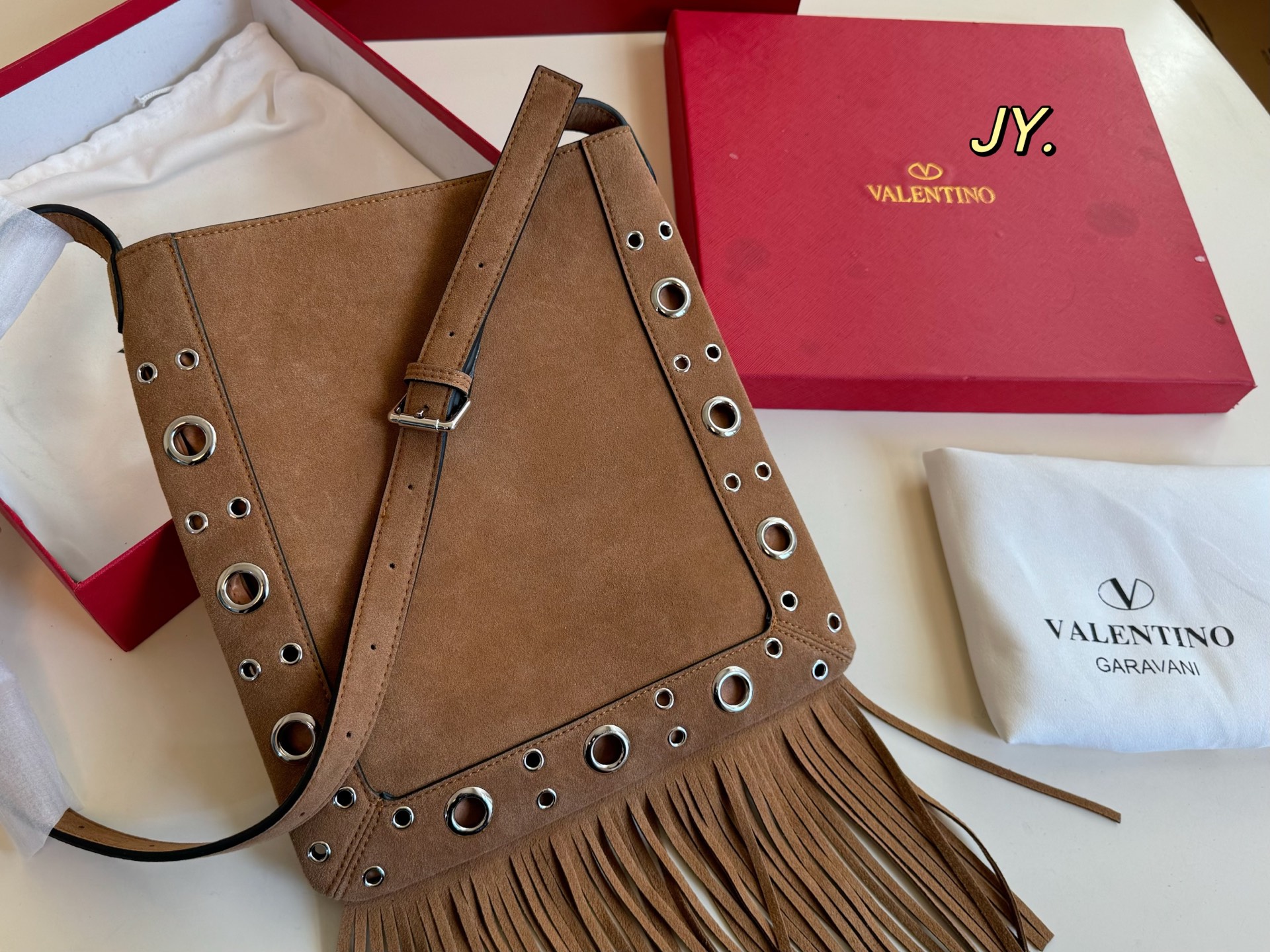 P170（配盒） size：28&times;30 VALENTINO华伦天奴麂皮绒柳钉流苏托特包💕 质感很高级，皮料超好 可调节肩带，多种背法 容量超级大也很耐用～ 随性慵懒，日常出街必备