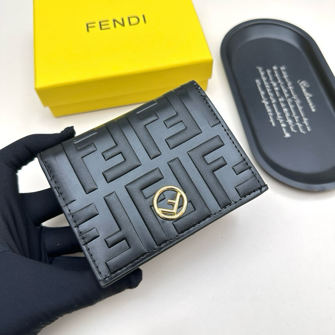 📢📢📢p90 芬迪 8351 💞颜色：黑色 黑棕 大象灰 棕色 💞尺寸： 11*9*2.5 💞说明: Fendi专柜最新款火爆登场！采用进口小牛皮，做工精致， 媲美专柜！多功能小钱包，超级实用！💥